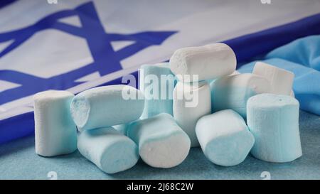 Israelische Nationalflagge und Marshallows. Konzept des Unabhängigkeitstages Israel - Yom Ha`atzmaut. Stockfoto